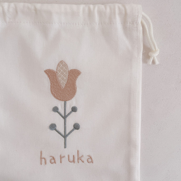 【巾着袋】【オーダー】名入れ お名前 刺繍 巾着 イニシャル 白 花 北欧 プレゼント お誕生日【無料ラッピング】fl1 7枚目の画像