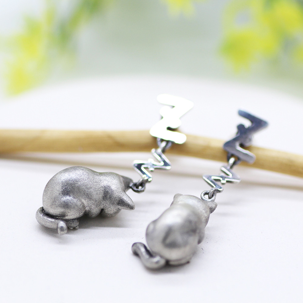 ゴロ猫のシルバーピアス/にゃ・うん