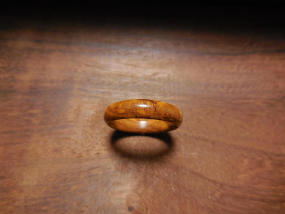 オリーブウッド変わり杢１ピースの指輪　丸型 3枚目の画像