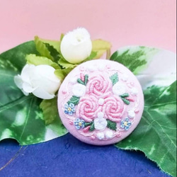 受注製作】刺繍ブローチ くるみボタン花 《桃色の薔薇》×ベビーピンク