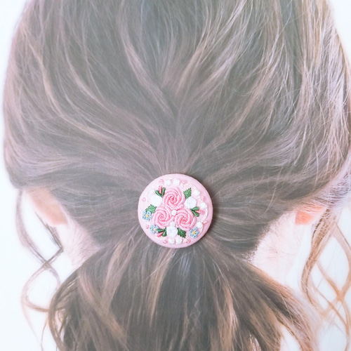 受注製作】刺繍ブローチ くるみボタン花 《桃色の薔薇》×ベビーピンク