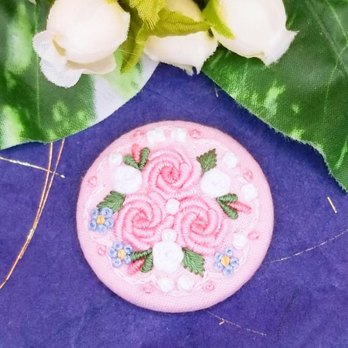 受注製作】刺繍ブローチ くるみボタン花 《桃色の薔薇》×ベビーピンク