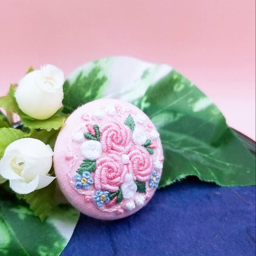 受注製作】刺繍ブローチ くるみボタン花 《桃色の薔薇》×ベビーピンク