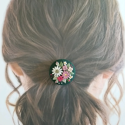 手刺繍ブローチ・ヘアゴム《花束》×深緑  くるみボタン 6枚目の画像