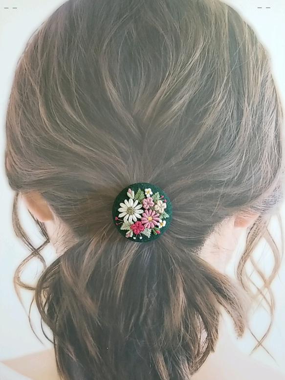 手刺繍ブローチ・ヘアゴム《花束》×深緑  くるみボタン 6枚目の画像