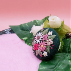 手刺繍ブローチ・ヘアゴム《花束》×深緑  くるみボタン 5枚目の画像