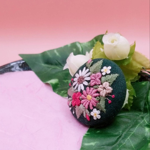手刺繍ブローチ・ヘアゴム《花束》×深緑  くるみボタン 5枚目の画像