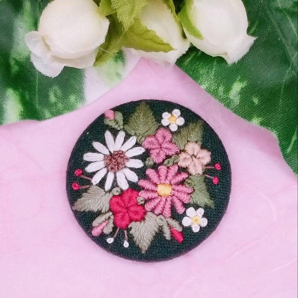 手刺繍ブローチ・ヘアゴム《花束》×深緑  くるみボタン 2枚目の画像