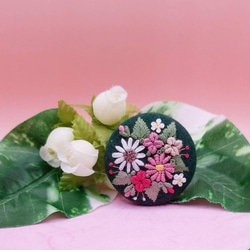 手刺繍ブローチ・ヘアゴム《花束》×深緑  くるみボタン 4枚目の画像