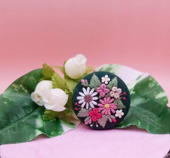 手刺繍ブローチ・ヘアゴム《花束》×深緑  くるみボタン 4枚目の画像