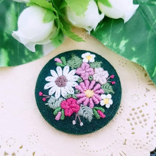 手刺繍ブローチ・ヘアゴム 《花束》×深緑 くるみボタン ブローチ 手