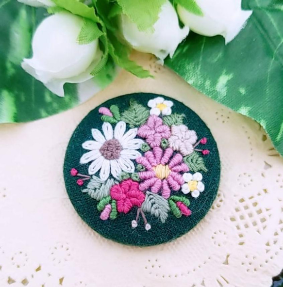 手刺繍ブローチ・ヘアゴム《花束》×深緑  くるみボタン 1枚目の画像