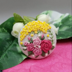 【受注製作】手刺繍ブローチ・ヘアゴム《ピンク薔薇とミモザ》くるみボタン 1枚目の画像