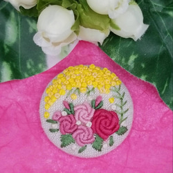 【受注製作】手刺繍ブローチ・ヘアゴム《ピンク薔薇とミモザ》くるみボタン 3枚目の画像