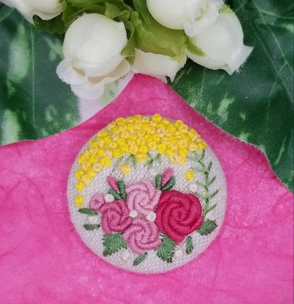 【受注製作】手刺繍ブローチ・ヘアゴム《ピンク薔薇とミモザ》くるみボタン 3枚目の画像