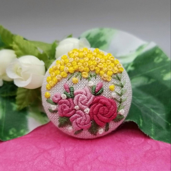 【受注製作】手刺繍ブローチ・ヘアゴム《ピンク薔薇とミモザ》くるみボタン 6枚目の画像