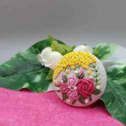 【受注製作】手刺繍ブローチ・ヘアゴム《ピンク薔薇とミモザ》くるみボタン 5枚目の画像