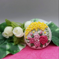 【受注製作】手刺繍ブローチ・ヘアゴム《ピンク薔薇とミモザ》くるみボタン 2枚目の画像