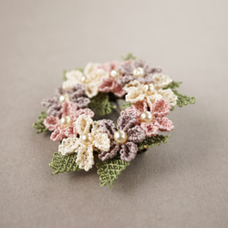 [ぬい針と絹糸で編んだ可憐なお花]シルクイーネオヤ(トルコ刺繍･レース)お花がぎっしりリース型のブローチ　 2枚目の画像