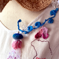 ビーチサンダルとクラゲの帽子クリップ　ミニチュア花と生き物の編み物　スカーフ留め・マフラー留め　ウォーキング・お散歩 2枚目の画像