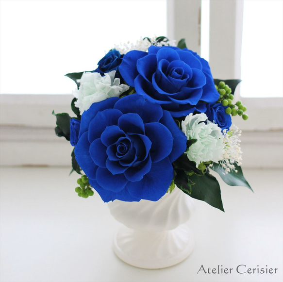 希少 黒入荷！ プリザーブドフラワー＜ブルーローズ＞ アレンジメント 青い薔薇 花束・アレンジメント