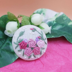 手刺繍ブローチ・ヘアゴム 春《ピンク色の薔薇》くるみボタン 2枚目の画像