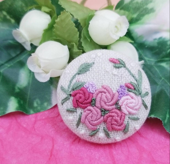 手刺繍ブローチ・ヘアゴム 春《ピンク色の薔薇》くるみボタン 1枚目の画像