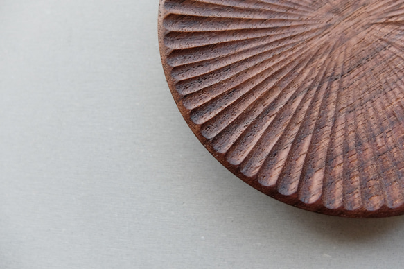 【再入荷】ハツリ小皿（ウォールナット｜オイル・蜜蝋仕上げ） 4枚目の画像