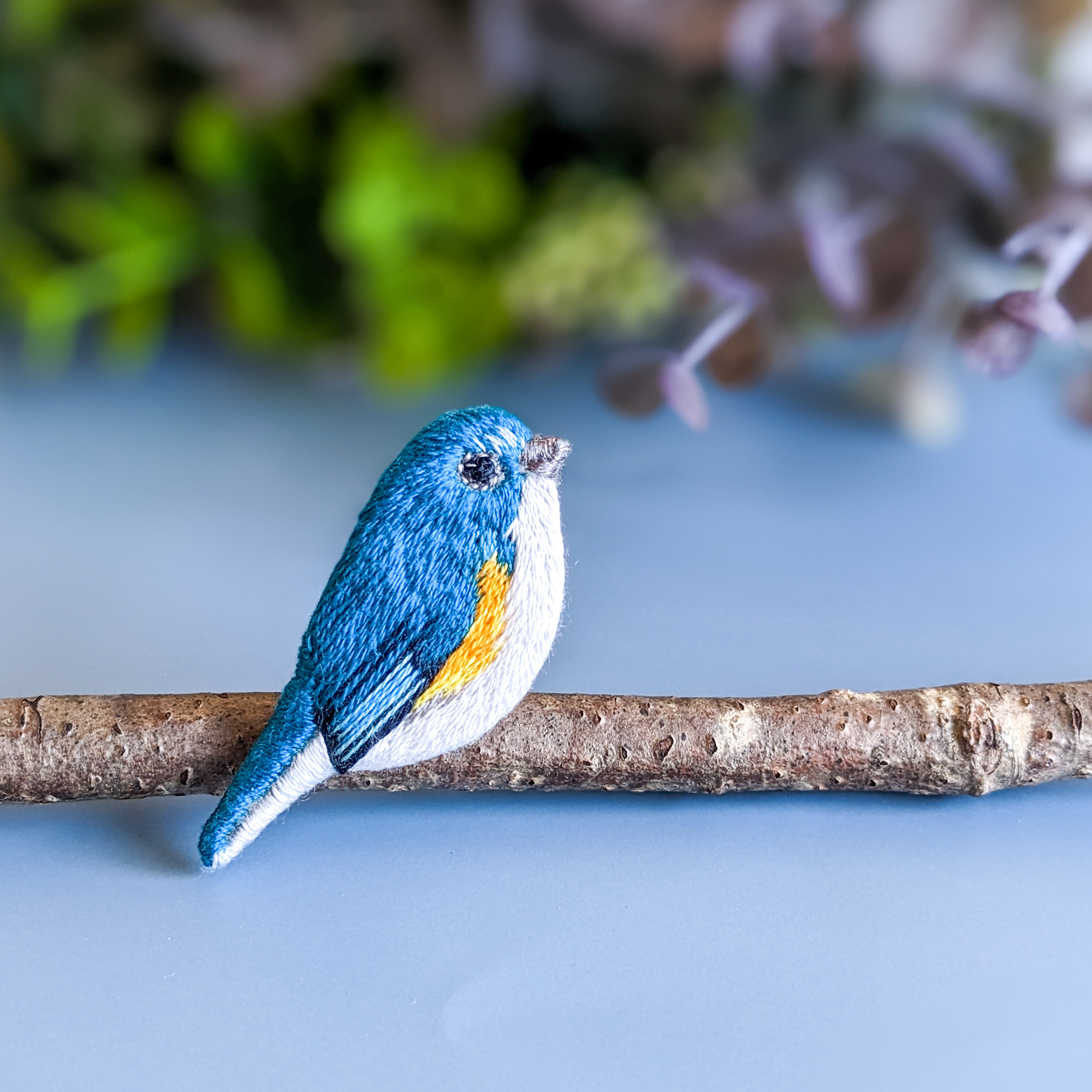 手刺繍ブローチ  幸せ運ぶルリビタキ  野鳥