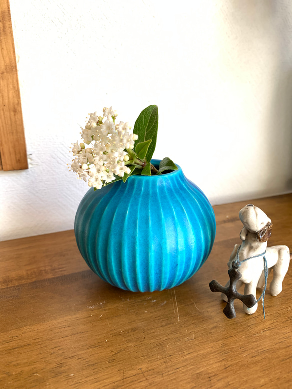 ターコイズ色の陶器製花瓶 ターコイズ色の陶器製花瓶