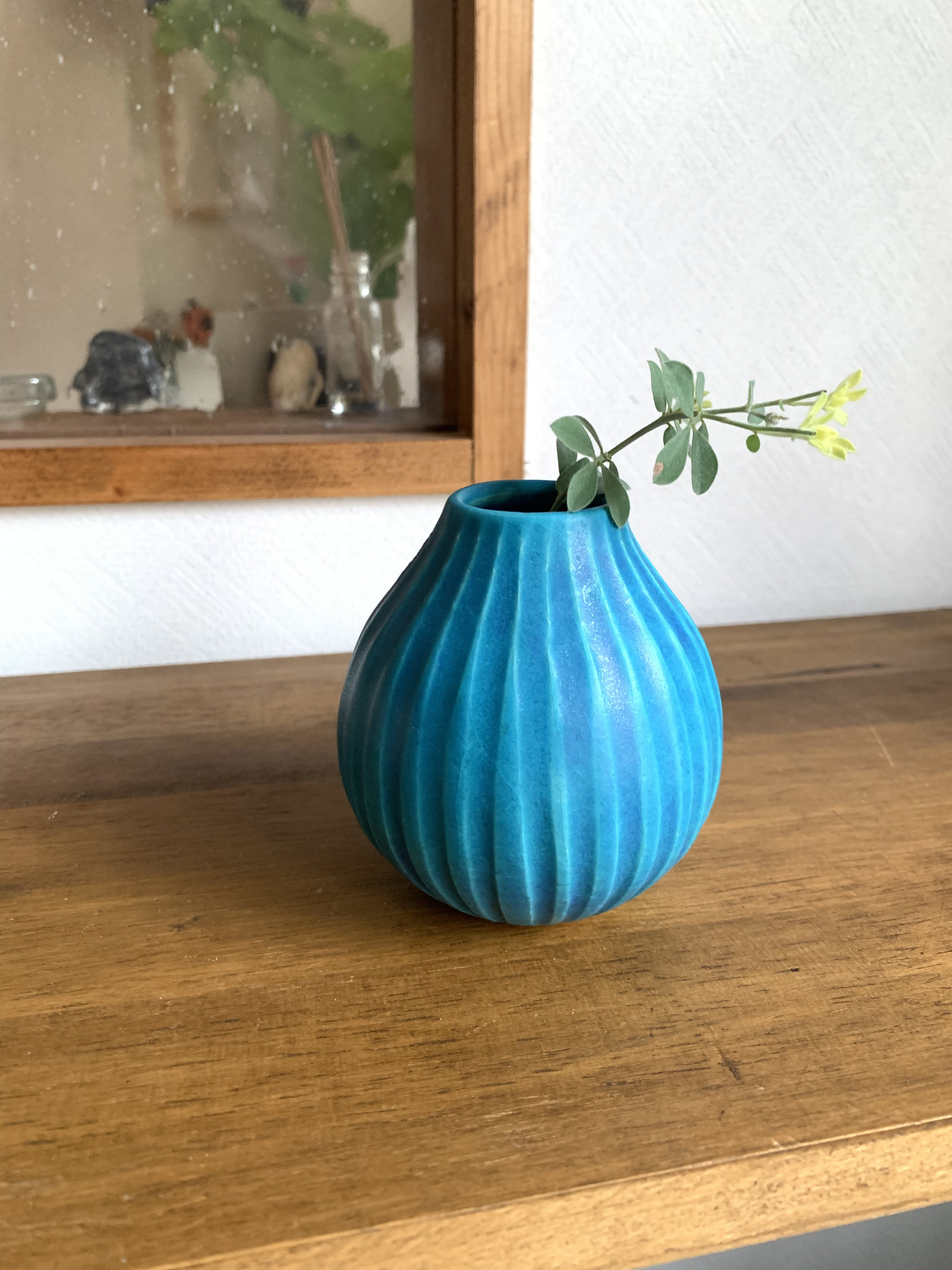 ターコイズ色の陶器製花瓶