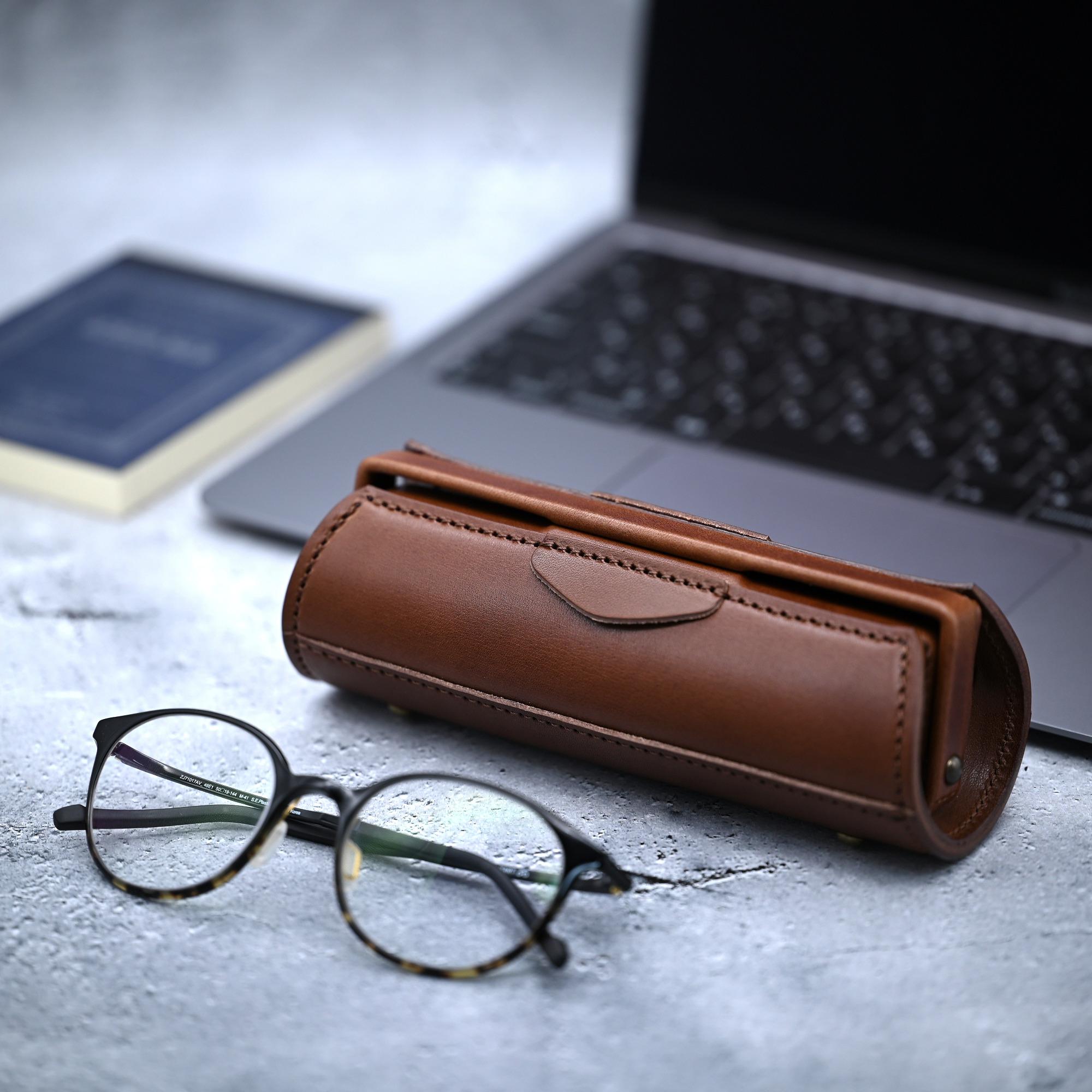 【ハードでしなやかメガネケース】　オイルヌメ革　ブラウン 5,112円