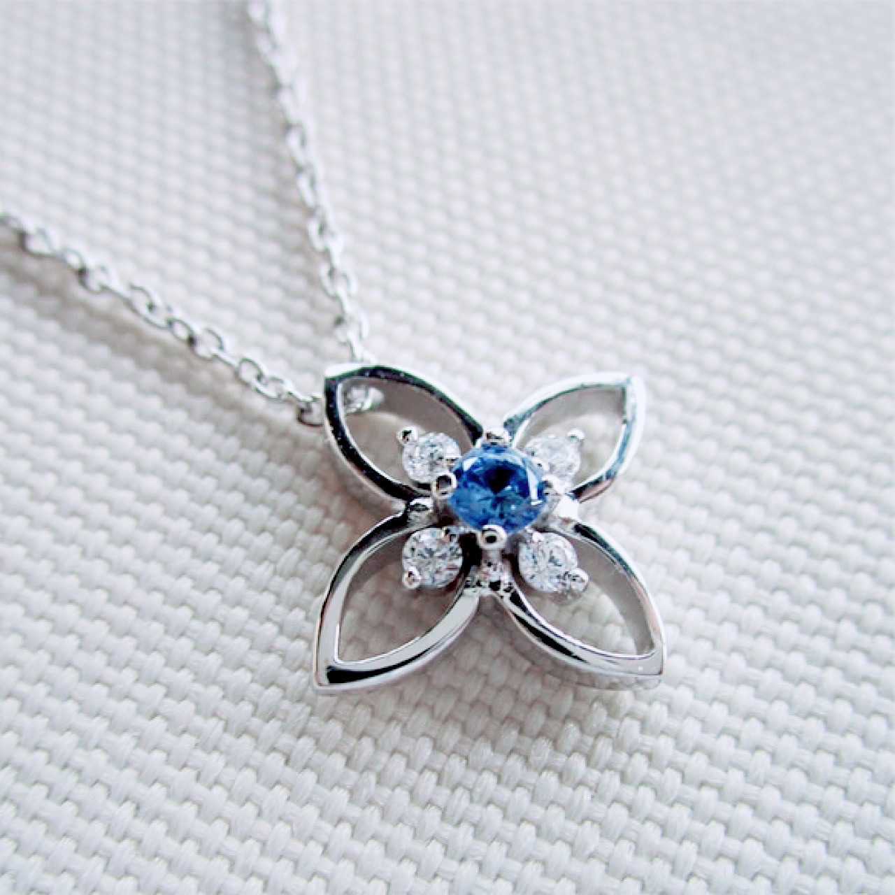 ひっそりと咲くクレマチス•ネックレス【スターリングシルバー製/CZダイヤ/フラワーモチーフ】