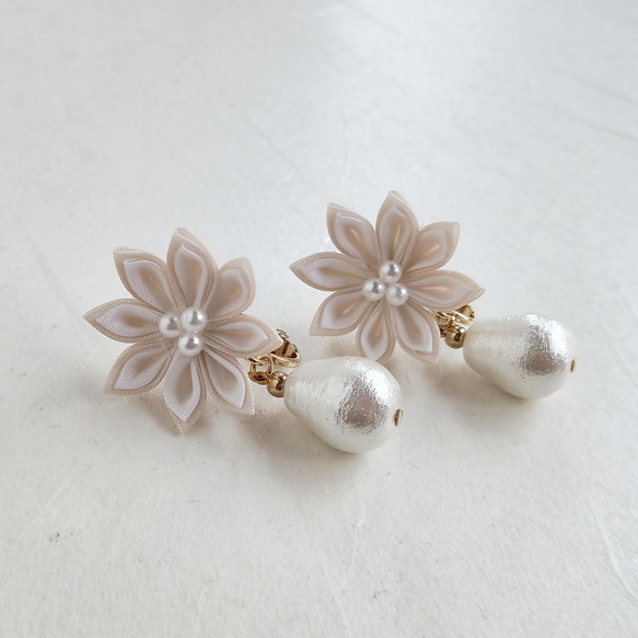 花とコットンパールのイヤリング/ピアス つまみ細工 イヤリング