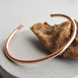 銅製　バングル 　ハンドメイド 銅製 バングル｜W20mm 槌目仕上げ 〈純銅〉 丁度いいサイズが