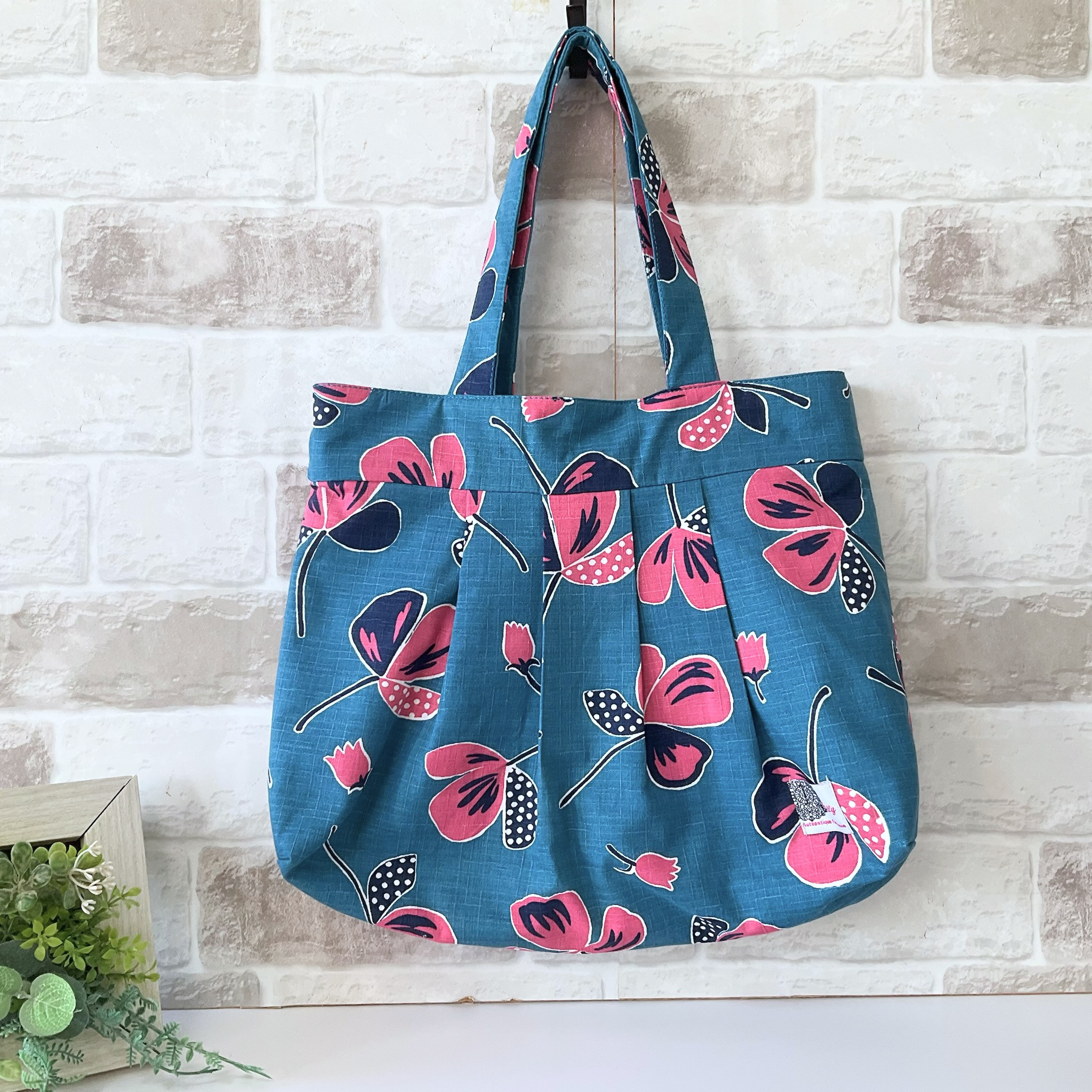 【ファスナー付きMサイズ】和北欧チューリップ柄　グラニーバッグ　ブルー ＜通勤バッグにオススメサイズ！＞