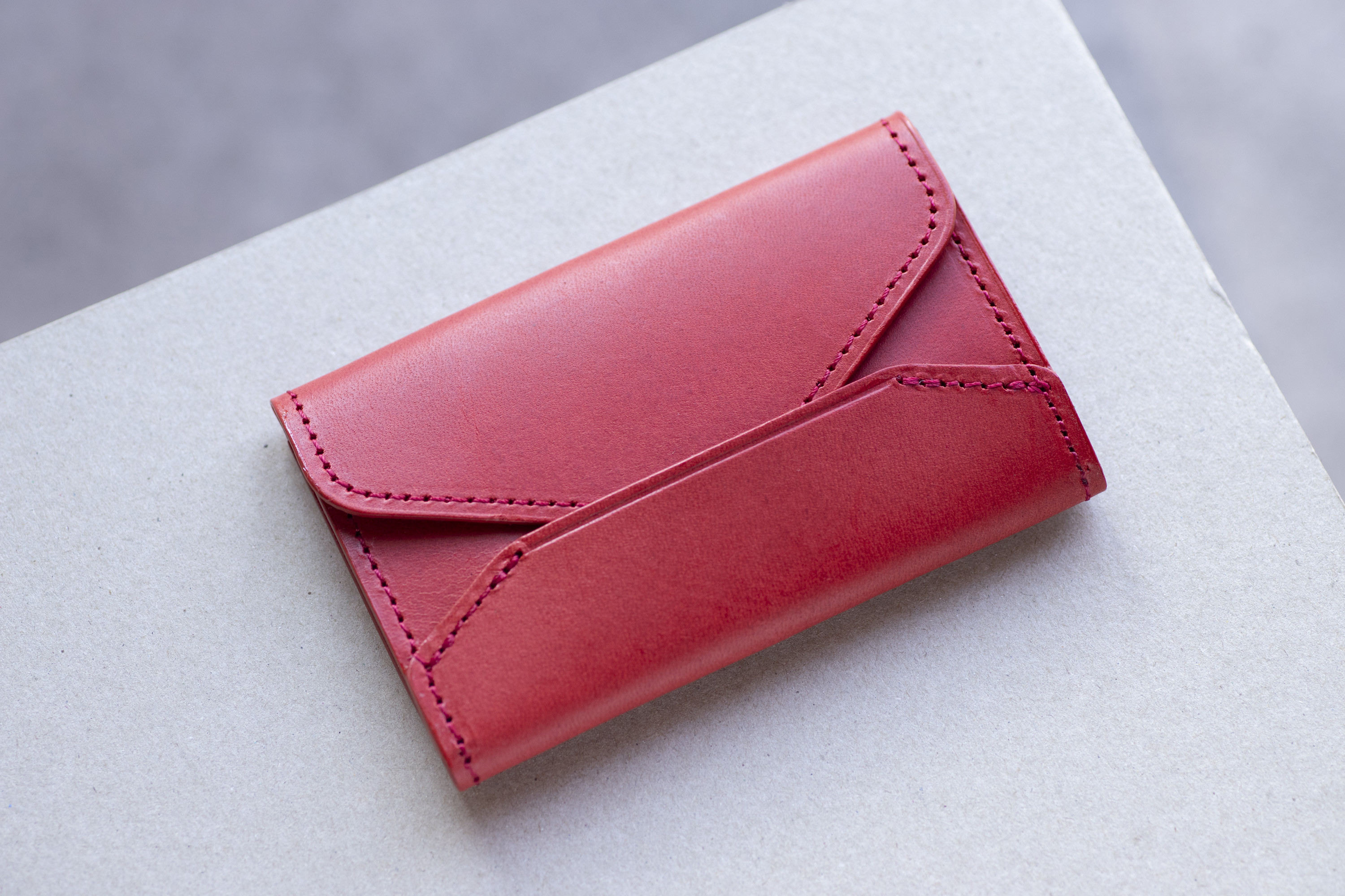 【名入れ可能】イタリアンレザーで作った　発色の良いエンベロープ型　名刺入れ　名刺ケース　レッド　apo-13bu