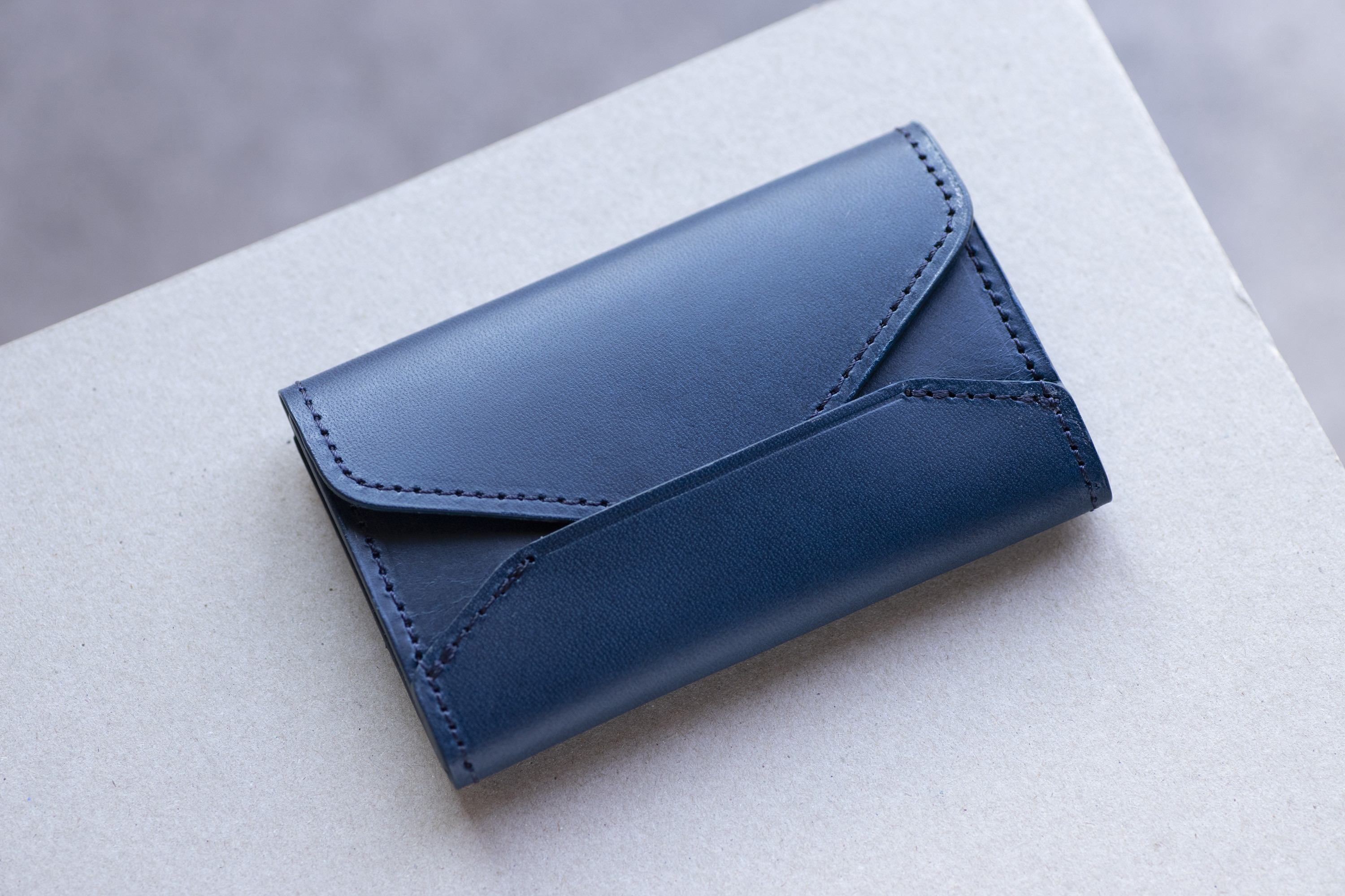 【名入れ可能】イタリアンレザーで作った　発色の良いエンベロープ型　名刺入れ　名刺ケース　ネイビー　apo-13bu
