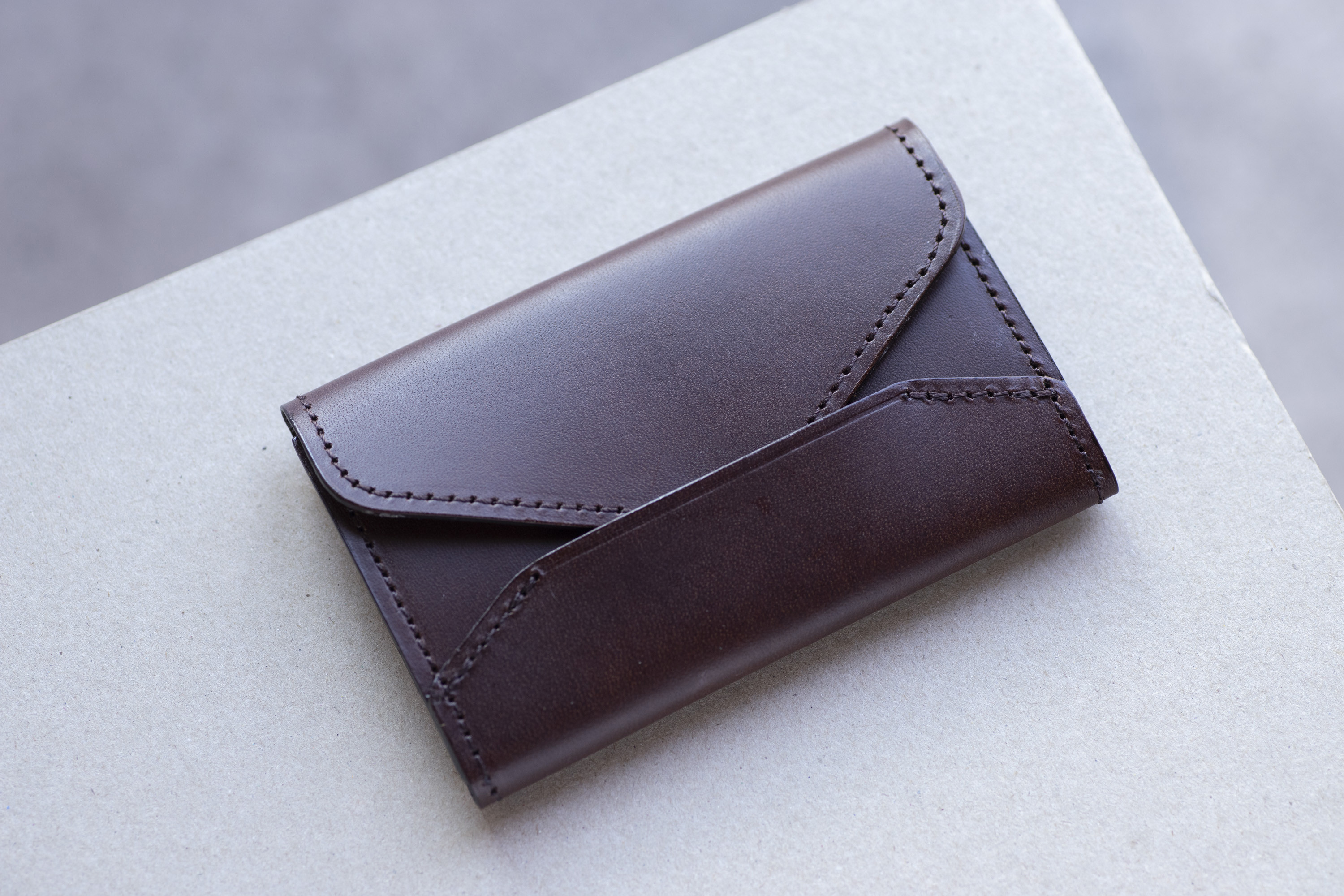 【名入れ可能】イタリアンレザーで作った　発色の良いエンベロープ型　名刺入れ　名刺ケース　チョコ　apo-13bu