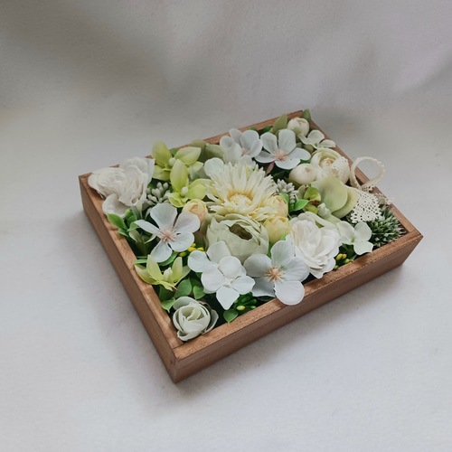 再販】ホワイト&グリーンのBOXフラワーアレンジメント