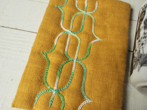 アイヌ刺繍の鍋つかみ　リネンのマスタードに糸はアップルグリーンのグラデーション 2枚目の画像