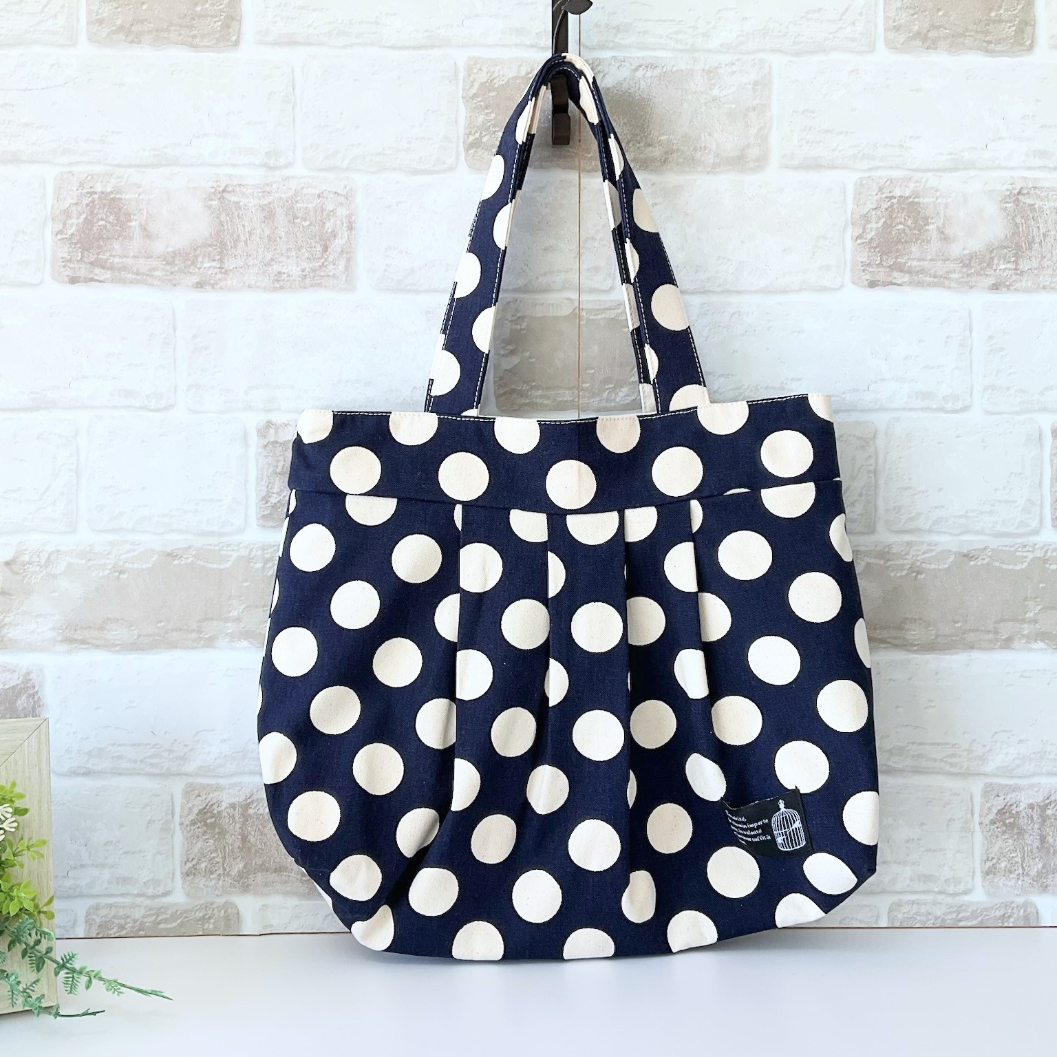 【ファスナー付きMサイズ】ドット柄　しっかり丈夫帆布グラニーバッグ　ネイビー ＜通勤バッグにオススメ＞