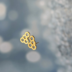 蜂の巣・ゴールド・金属アレルギー対応ピアス・ノンホールイヤリング 3枚目の画像