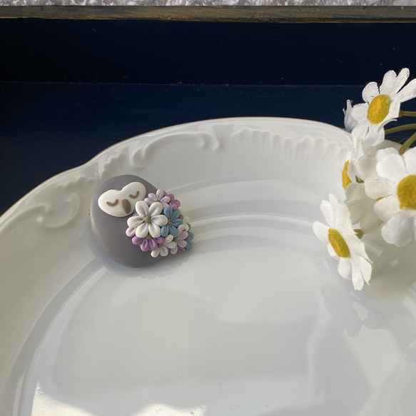 《 受注制作 》お花で着飾った小さなフクロウのブローチ（グレー） / ポリマークレイ 6枚目の画像