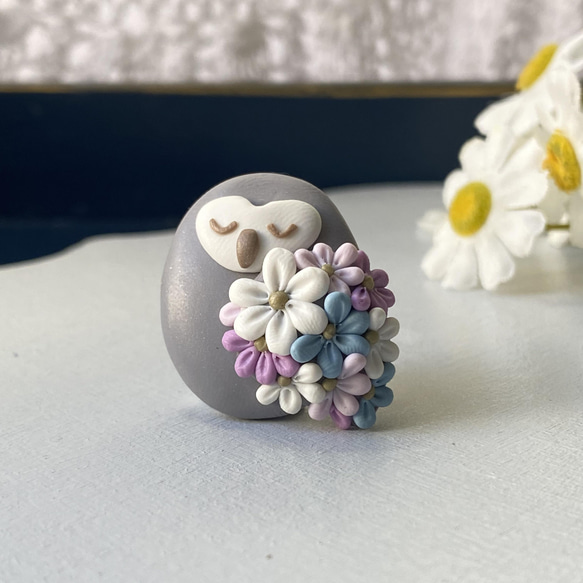《 受注制作 》お花で着飾った小さなフクロウのブローチ（グレー） / ポリマークレイ 7枚目の画像