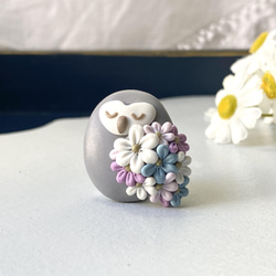 《 受注制作 》お花で着飾った小さなフクロウのブローチ（グレー） / ポリマークレイ 1枚目の画像