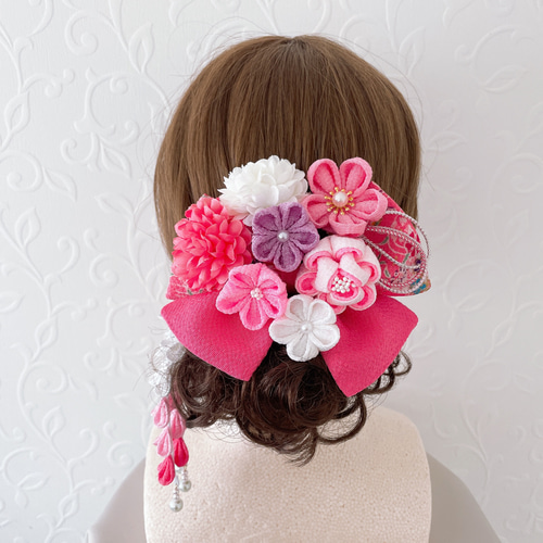 つまみ細工リボン髪飾り　ピンク　赤　白　七五三　成人式　浴衣　結婚式 つまみ細工の髪飾り【大きなお花とリボン 赤ピンク系 さがり付き