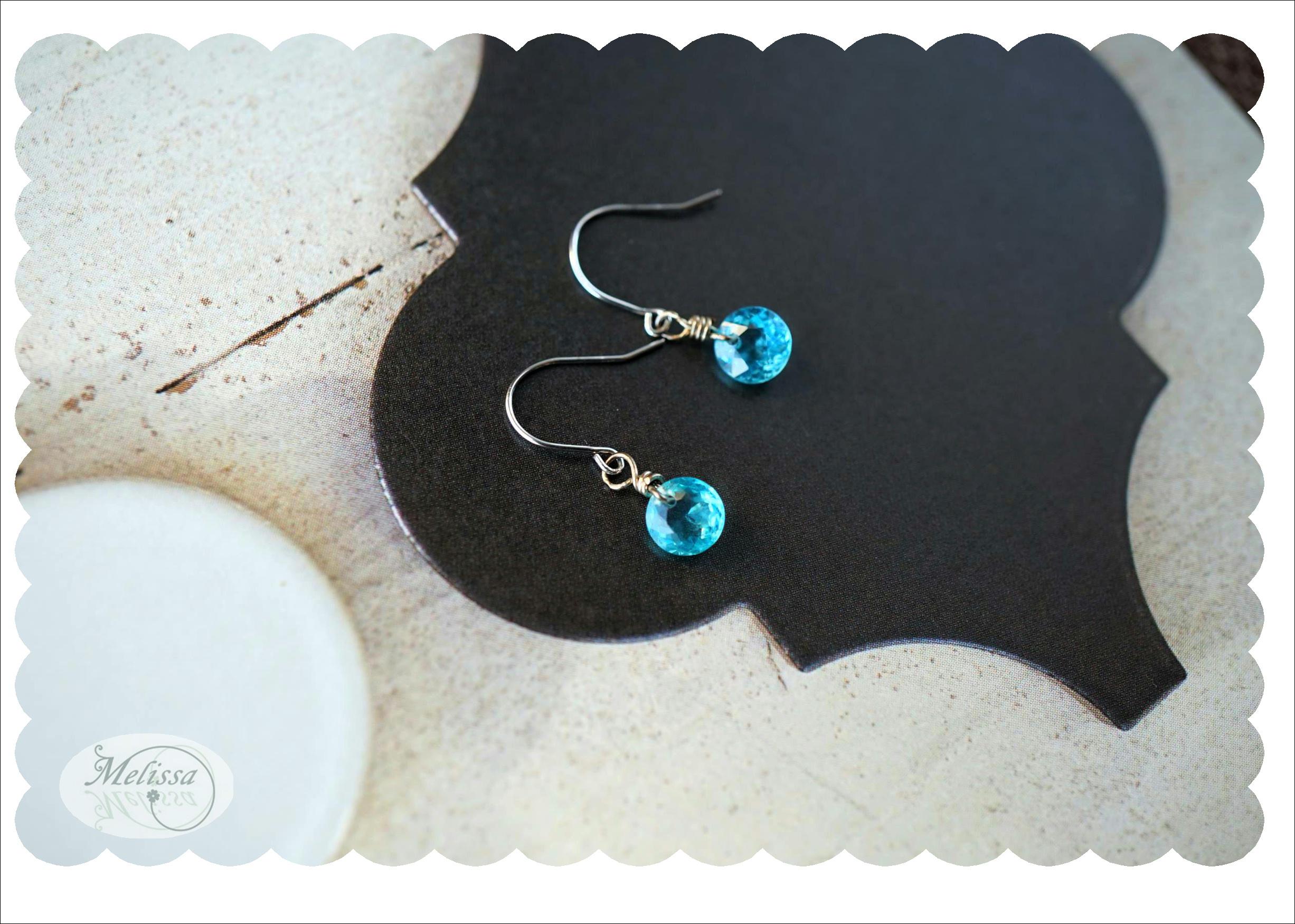 小さなアパタイトの14金ホワイトゴールドピアス