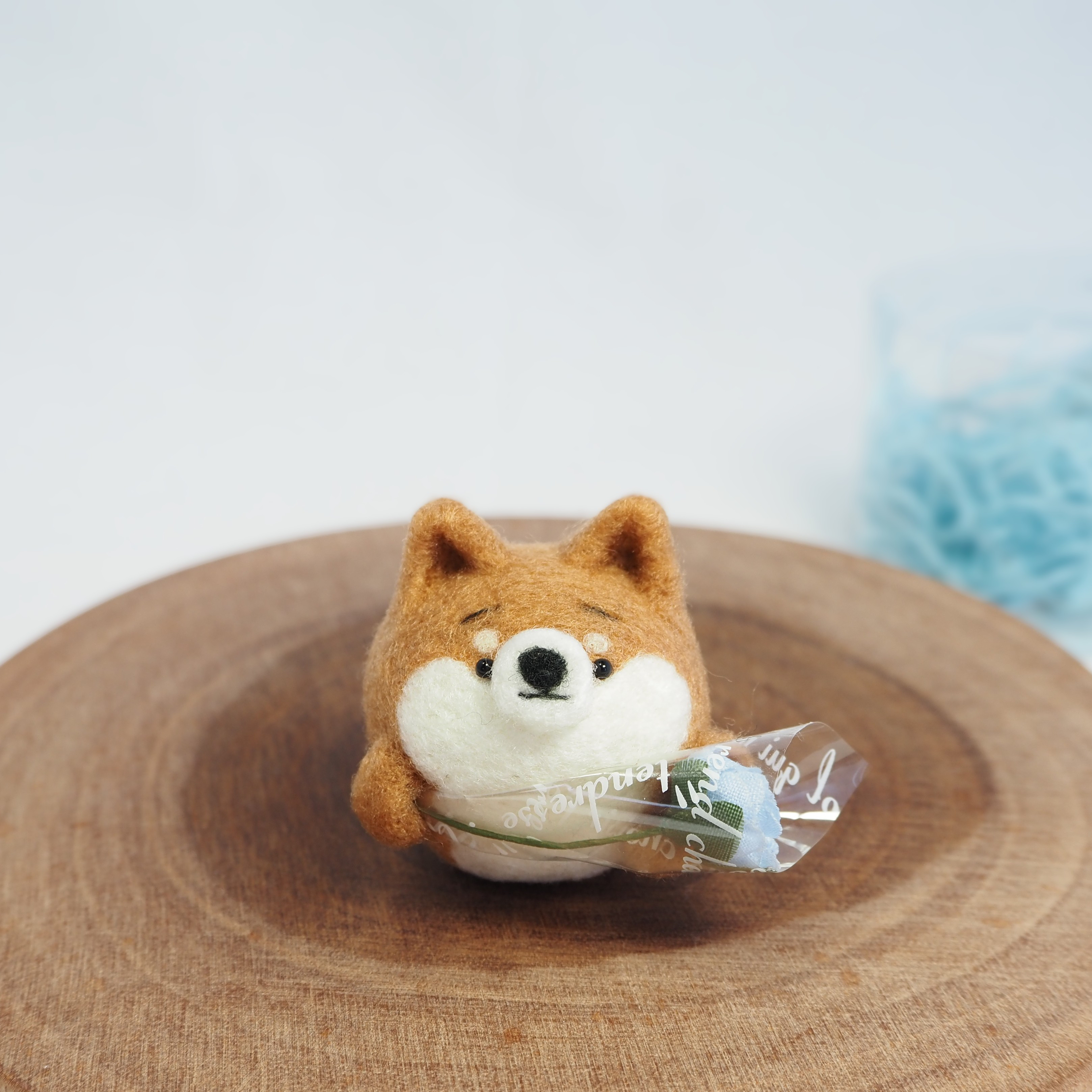 【受注製作】まゆ柴犬が水色のお花を贈ります。(赤柴・黒柴・白柴)  羊毛フェルト