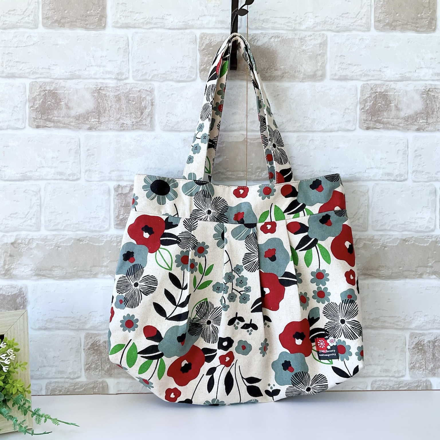 【ファスナー付きMサイズ】つばきといろいろなお花 綿麻グラニーバッグ　生成り✖️ブラック ＜通勤バッグにオススメ！＞